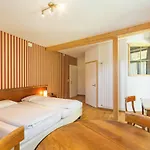 Hotel Carlton-europe Vintage Adults