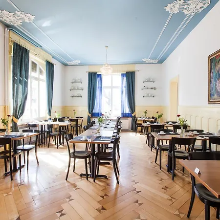 Carlton-europe Vintage Adults